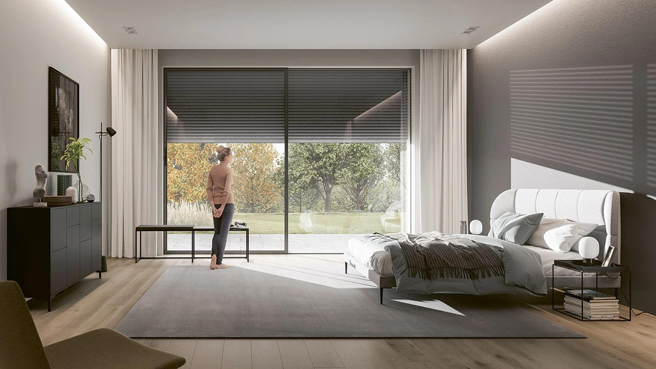 Modernes Schlafzimmer mit großer Glasfront und elektrischem Rollladen