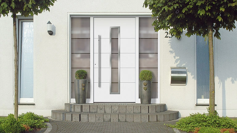 Moderne weiße Haustür mit Seitenteilen, Stufen und Briefkasten am Eingang