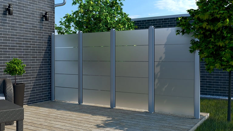 Moderner Sichtschutzzaun aus Aluminium im Garten neben Terrasse und Hauswand
